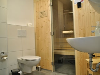 Bad mit Dusche und Sauna im EG
