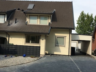 Eingansbereich und Parkplatz