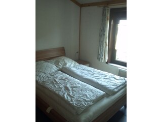 1. Schlafzimmer mit Doppelbett 140 x 200