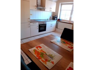 Küchenzeile mit Essecke