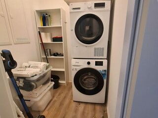 Hauswirtschaftsraum mit Waschmaschine und Trockner
