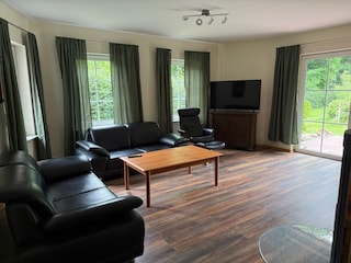 Das Wohnzimmer mit Ledergarnitur