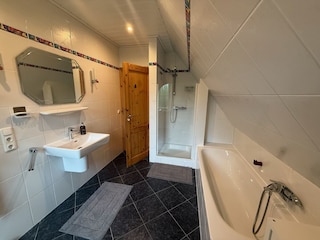 Badezimmer mit Dusche und Badewanne