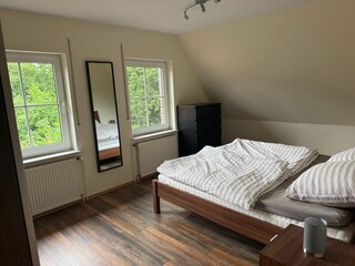 Schlafzimmer mit Blick ins Grüne
