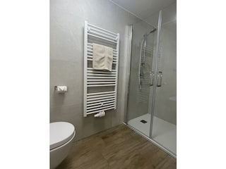 Bad mit Großraumdusche