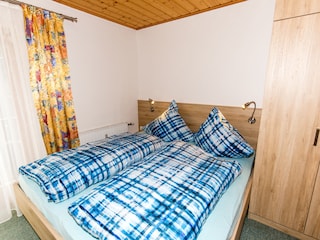 2.  Schlafzimmer