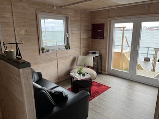 Blick aus dem Wohnraum aufs Wasser