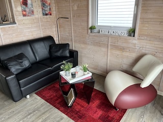 Hochwertige Ausstattung mit Ledersessel und Ledersofa