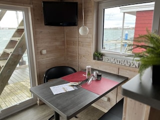 Blick in die Sitzecke mit Fernseher