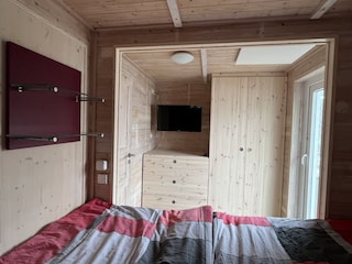 Fernseher und viel Platz in der Kommode und Schrank