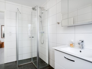 Tageslichtbad mit Dusche