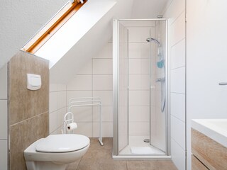 renoviertes Tageslichtbad mit ebenerdiger Dusche