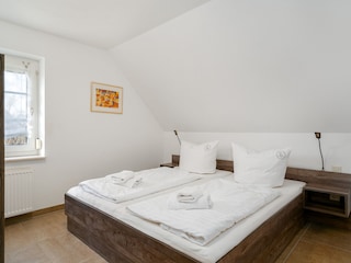 Schlafzimmer mit Doppelbett