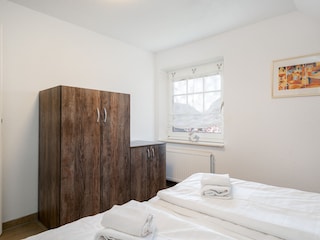 erstes Schlafzimmer mit Ablagefläche