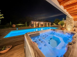 Jacuzzi und Schwimmbad