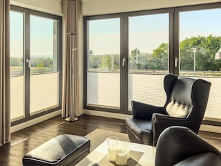 lichtdurchflutete Fensterfront, alles auch mit Plissees