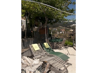 Sonnenliegen, Grill und Esstisch