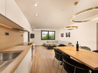 Küche und Wohnzimmer