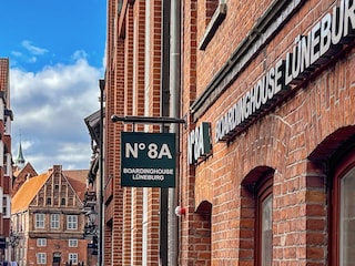 Logo und Eingang / Entrence  No 8A