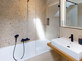 Badezimmer 1 mit Badewanne