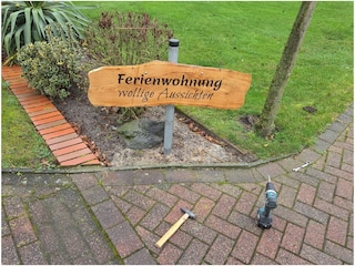Schild am Eingang unserer Wohnung