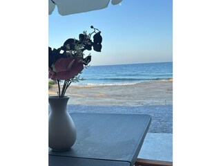 Gemütliche Terrasse mit Meerblick.