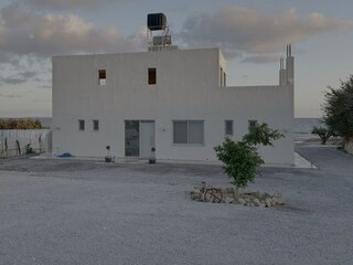Michelle Beach House - Entry front and parking area