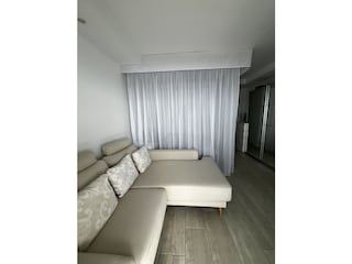 Wohn- und Schlafzimmer - abgetrennt durch Gardine