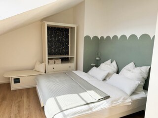 Schlafzimmer mit Schrank