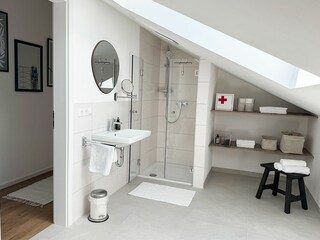 Badezimmer mit Dusche