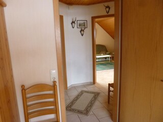 vom Flur aus geht es zu den Zimmern