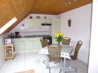 Offener Küchenbereich mit Essplatz