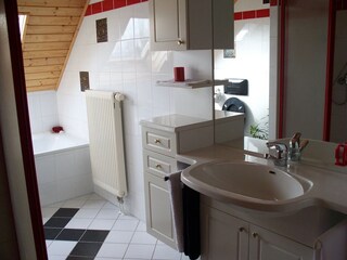 Bad mit Badewanne/Dusche/WC