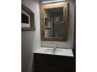 Badezimmer mit Dusche