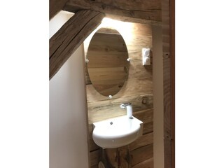 Waschbecken und Toilette im Obergeschoss
