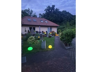 Blick von der Terrasse in den Garten am Abend
