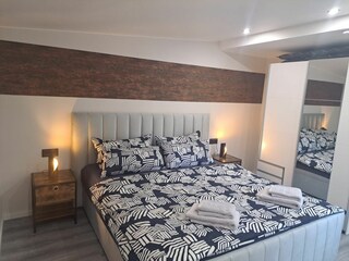 Schlafzimmer mit Kleiderschrank