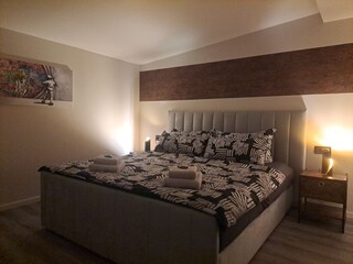 Schlafzimmer mit sanfter Beleuchtung