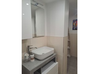 Badezimmer mit Waschtisch