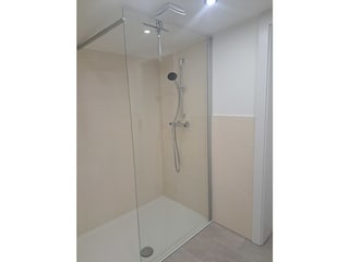 Badezimmer mit großzügiger Dusche