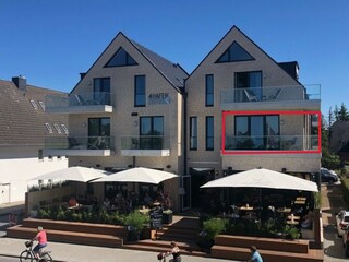 Gebäude Straßenansicht mit Gastronomie