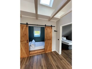Alkoven links mit Schlafzimmer rechts