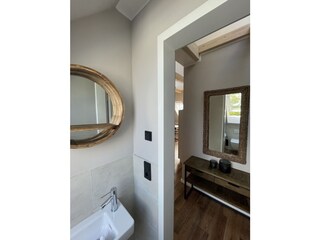 Separates WC mit Blick zum Flur