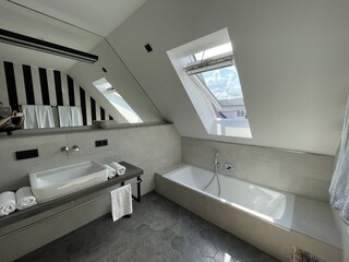 Badezimmer mit Badewanne und Fenster