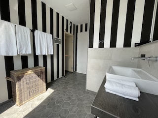 Badezimmer mit Sauna und Waschbecken