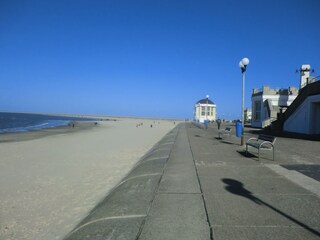 Strandpromenade mit Musikpavillion