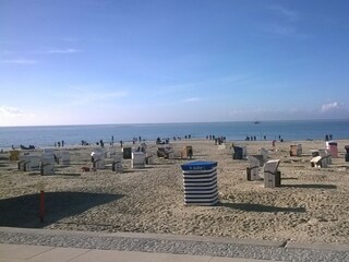 Hauptbadestrand direkt an der Promenade