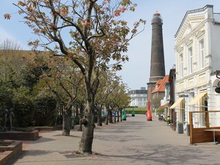 Strandstraße mit Blick zum Leuchtturm