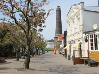 Strandstraße mit Blick zum Leuchtturm
