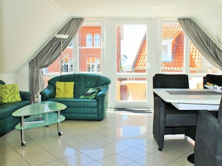 großes Wohn- und Esszimmer mit Balkon